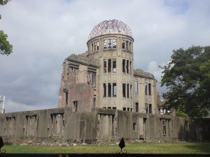原爆ドーム。かつては広島県産業推奨館として賑わっていたそうだ。初めてバームクーヘンが紹介されたらしい。現在は世界遺産に登録されています。