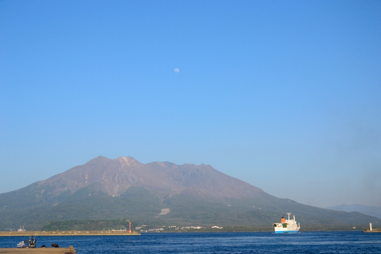 桜島と満月をバックに南へ向かう