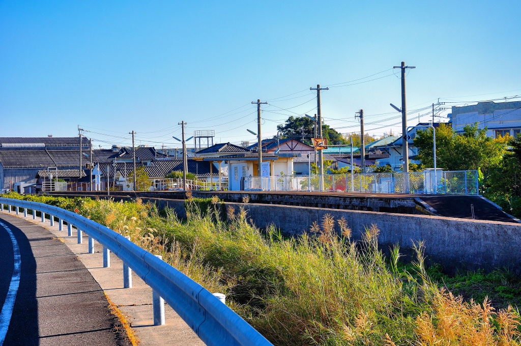 宮ヶ浜駅のホーム全景。片面のみで列車4両分は停められる。左奥には焼酎工場も見える。海もそばにあった名残がある。